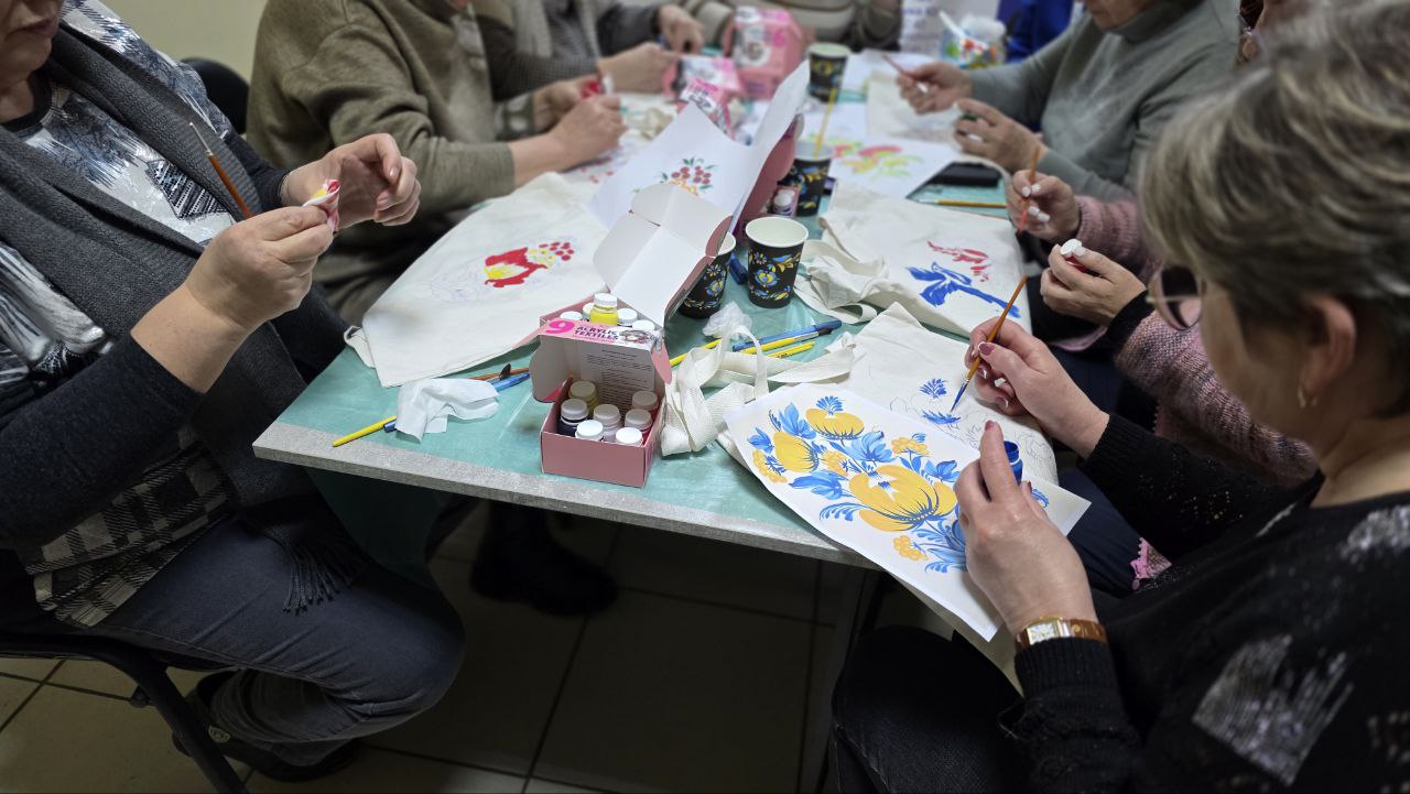 Творчий воркшоп для людей старшого віку у Центрі Art of Aid у Дніпрі для відновлення